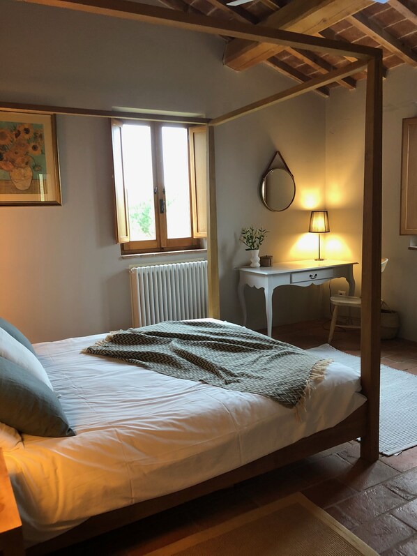 6 bedrooms, travel cot, free WiFi, bed sheets