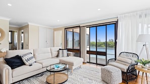 Smart TV - Watersedge  – absolute waterfront (Currarong)