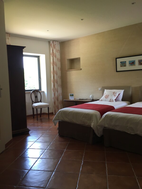 1 chambre, bureau, fer et planche à repasser, Wi-Fi gratuit