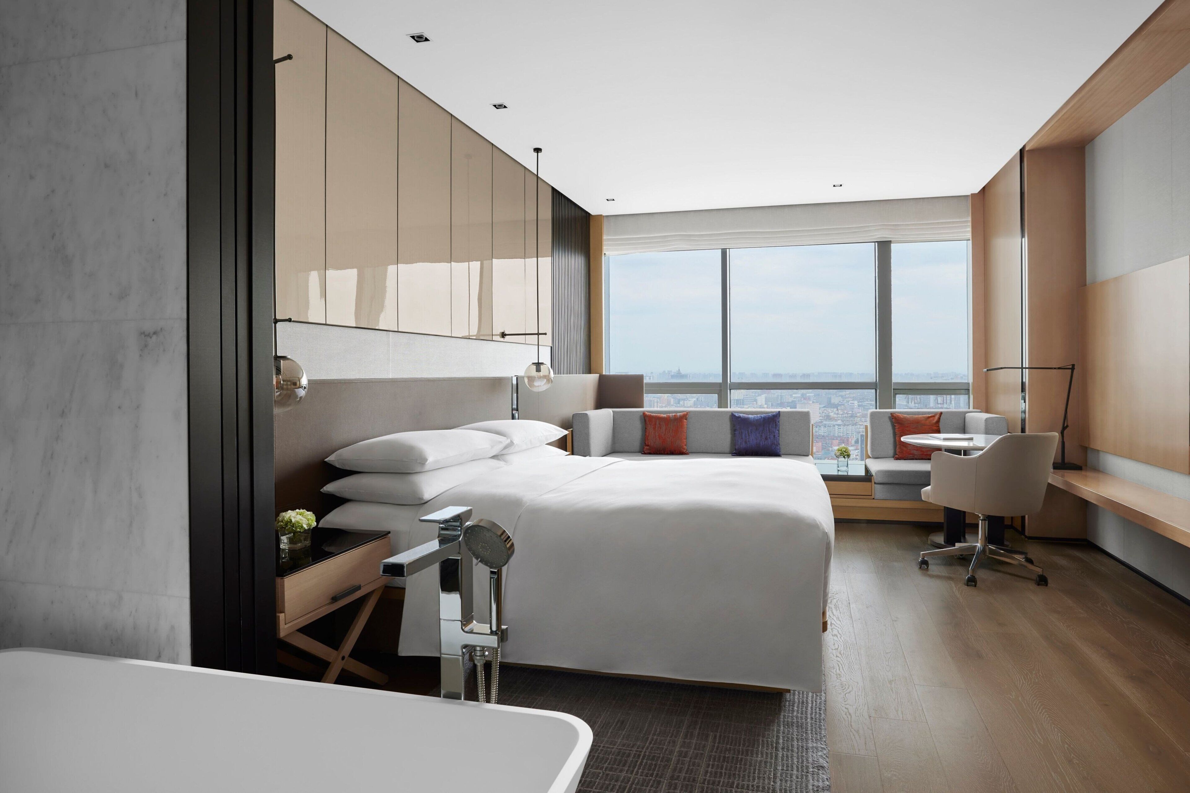 客房内保险箱、办公桌、笔记本电脑工作区、熨斗/熨衣板