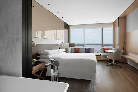 Caja fuerte, escritorio, espacio para trabajar con un portátil. Shenyang Marriott Hotel