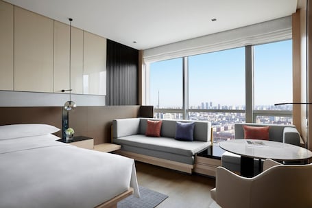 Caja fuerte, escritorio, espacio para trabajar con un portátil. Shenyang Marriott Hotel