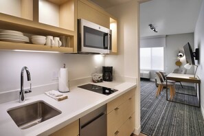 Full-size fridge, microwave, oven, stovetop