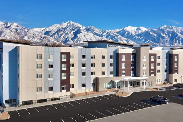 A modern hotel with a mountain backdrop, featuring a parking lot and a covered entrance. - TownePlace Suites by Marriott Salt Lake City Murray (Murray)