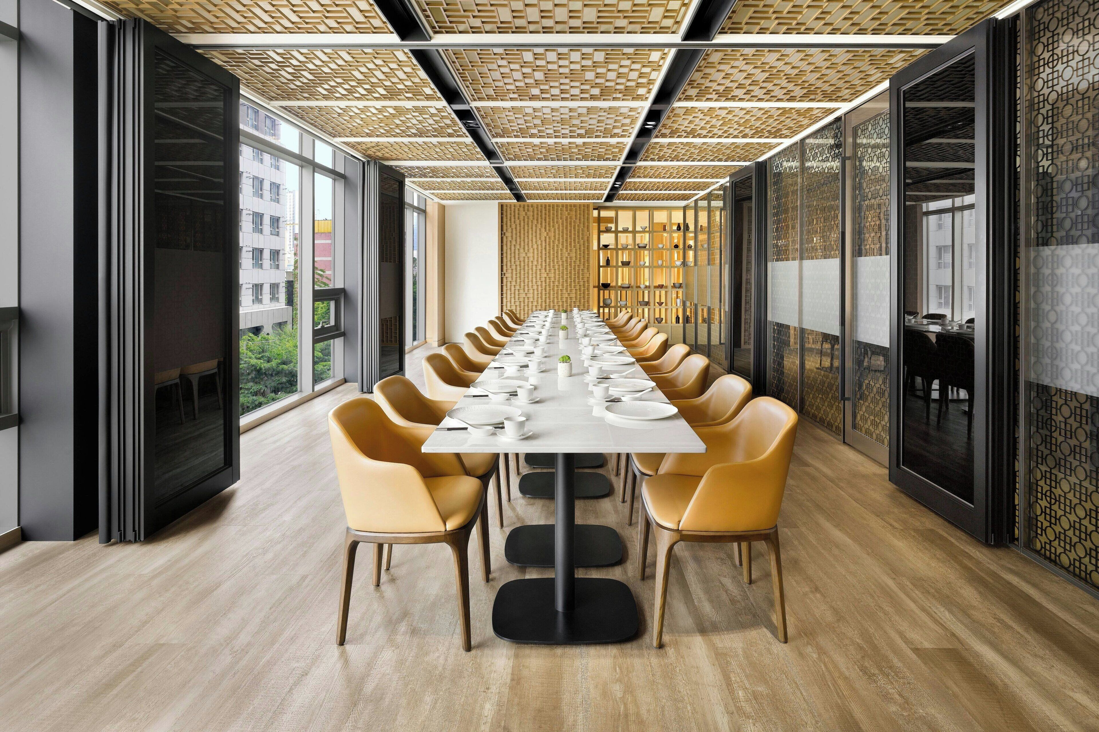 3 restaurants, breakfast, lunch, dinner served; chinese cuisine