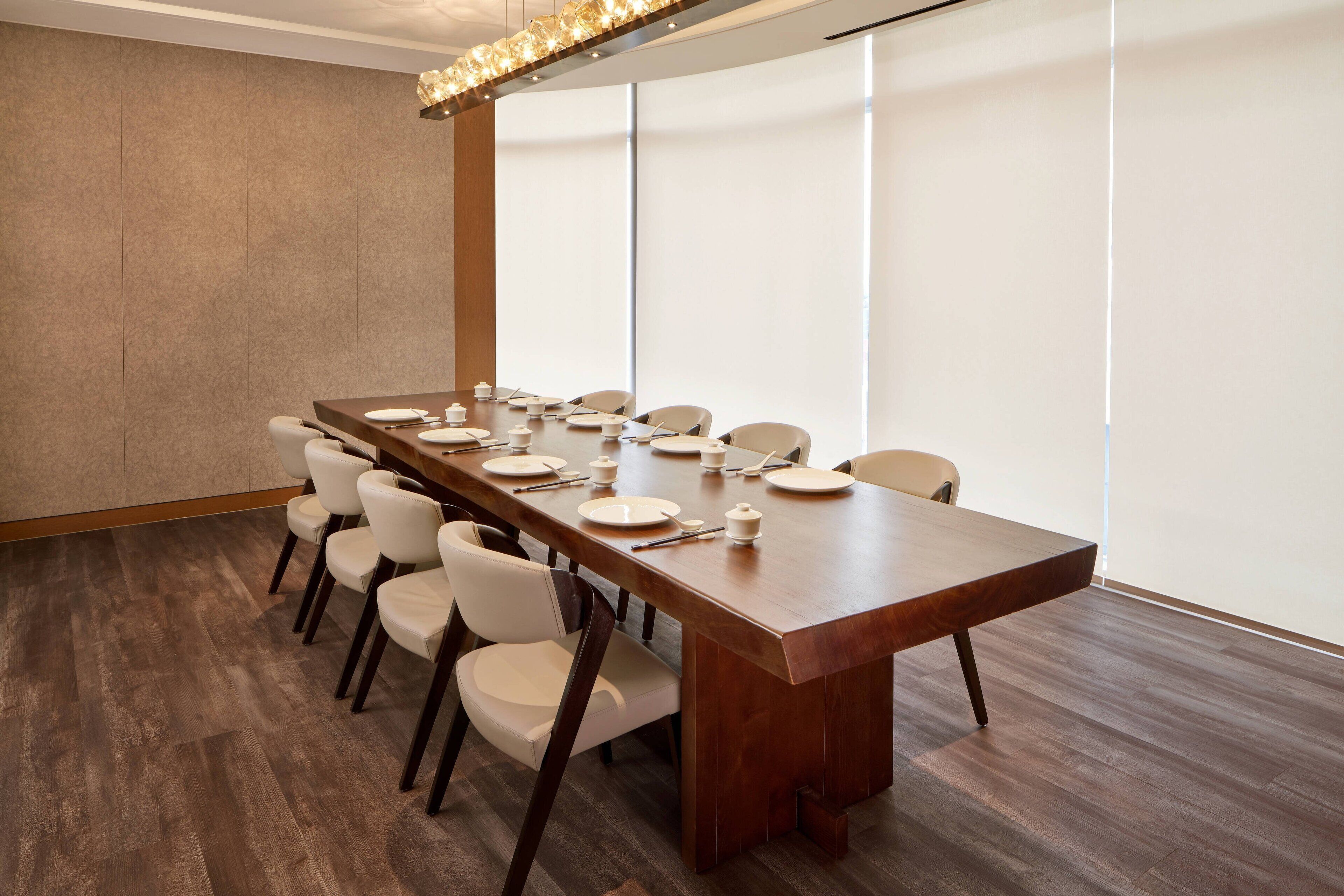 3 restaurants, breakfast, lunch, dinner served; chinese cuisine