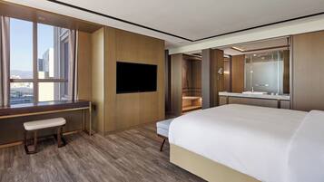 Suite ejecutiva, 1 habitación | Minibar, caja fuerte, escritorio y espacio para trabajar con un portátil