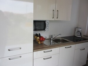Fridge, microwave, stovetop, coffee/tea maker - Apartment Tadić on the island Krk (Malinska)