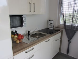 Réfrigérateur, micro-ondes, plaque de cuisson, cafetière/bouilloire