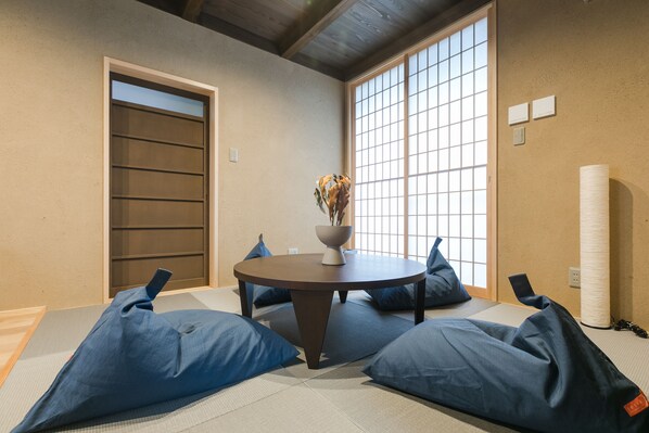 Room for 6 Guests | 2 bedrooms, iron/ironing board, free WiFi, bed sheets
