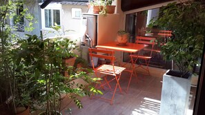 Outdoor dining - Town center with terrace (Aix-en-Provence)