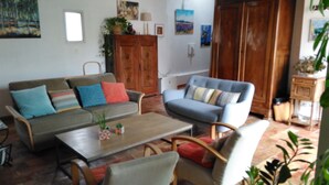 A living room with a sofa, armchairs, a coffee table, and a cabinet. - Town center with terrace (Aix-en-Provence)