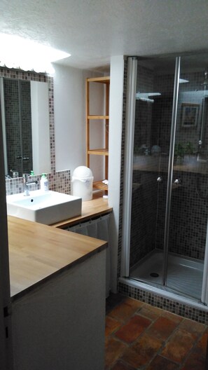 Badewanne, Haartrockner, Handtücher, Seife