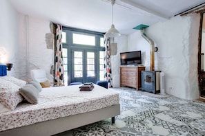 16 bedrooms, travel cot, WiFi, bed sheets - " Le Manoir d'Amiel" A secret 16 bedroom garden oasis for groups up to 30 guests (Villegailhenc)