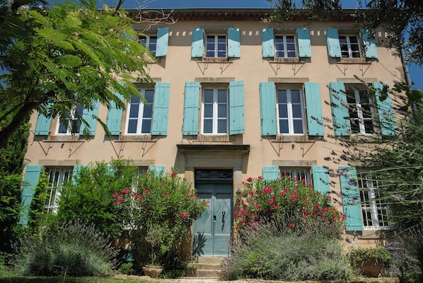 Exterior - " Le Manoir d'Amiel" A secret 16 bedroom garden oasis for groups up to 30 guests (Villegailhenc)