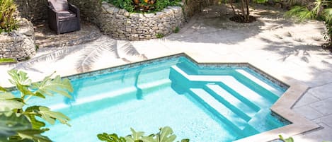 Lämmitetty uima-allas