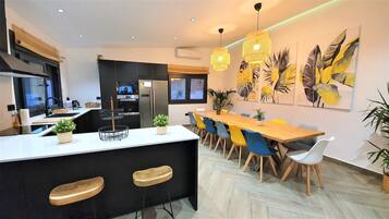 Een koelkast, een magnetron, een oven, een vaatwasser