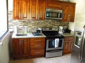 Refrigerador, microondas, horno y parrilla de estufa 