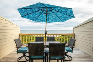 Outdoor dining - Coral Tides- Oceanfront, well appointed, amazing views! (Pine Knolls Shores)