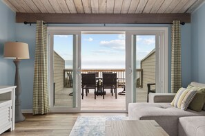 Living area - Coral Tides- Oceanfront, well appointed, amazing views! (Pine Knolls Shores)
