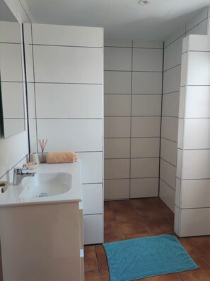 Een douche, een haardroger, handdoeken