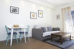 TV, books - VM7, first floor. (El Cotillo)