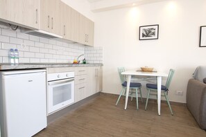 Kühlschrank, Mikrowelle, Wasserkocher mit Kaffee-/Teezubehör, Toaster