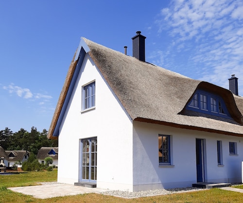 Modern thatched-roof holiday home "Käptn's Sechser" incl. free use of sauna, 2 bedrooms
