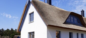 Modern thatched-roof holiday home "Käptn's Sechser" incl. free use of sauna, 2 bedrooms