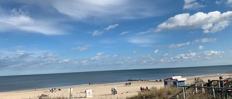 Vlak bij het strand, ligstoelen aan het strand