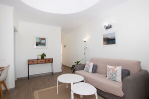 Een televisie en boeken