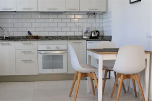 Jääkaappi, uuni, kahvin-/teenkeitin, leivänpaahdin