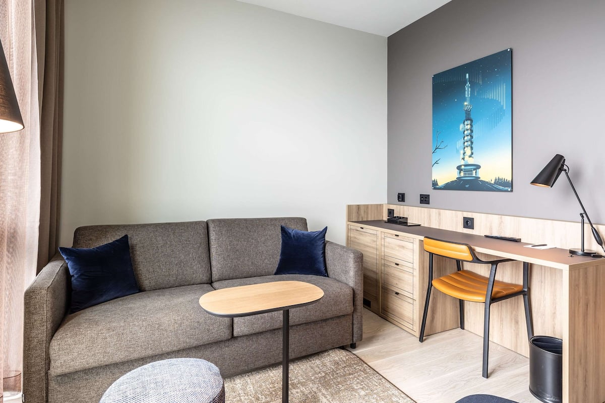 standard twin room, non smoking | desk, iron/ironing board, bed sheets