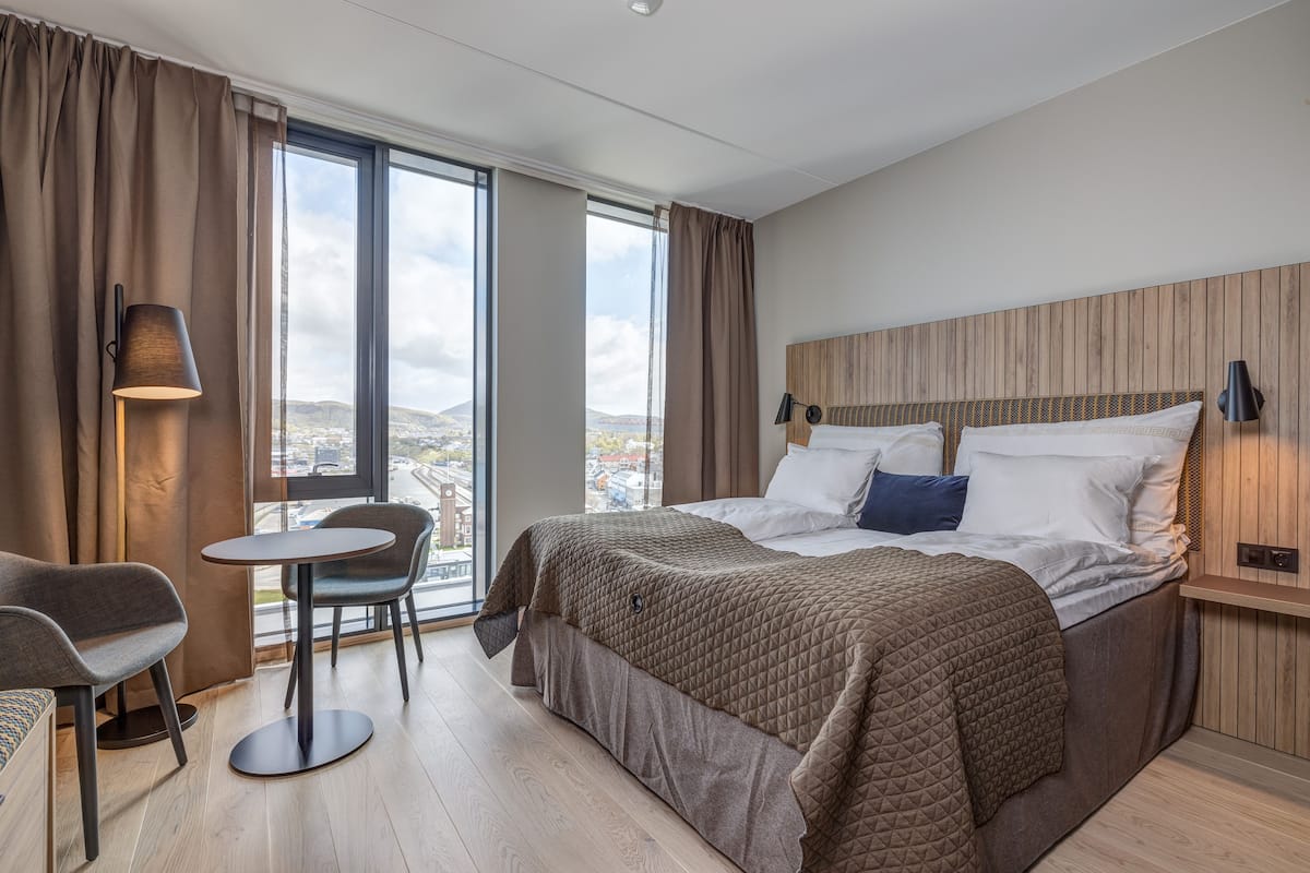 Deluxe Double Room, Non Smoking (King) | Desk, iron/ironing board, bed sheets