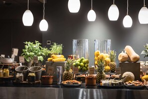 A buffet with various fruits, vegetables, and condiments. - Quality Hotel Ramsalt (Bodo)