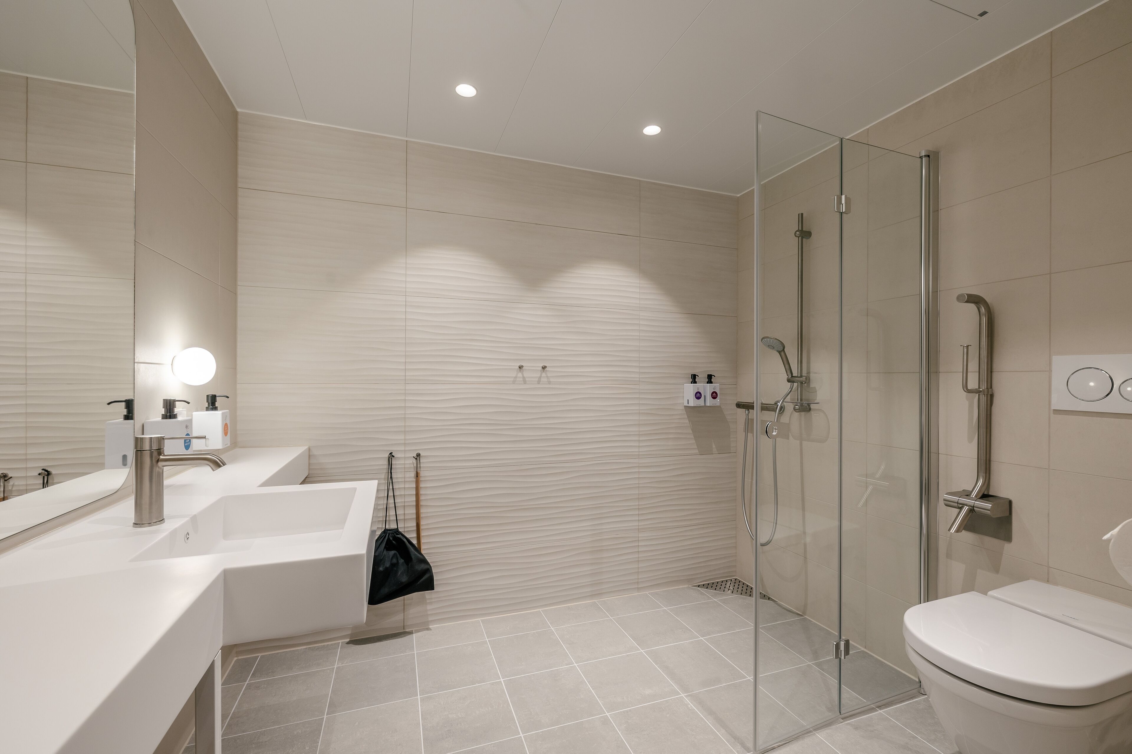 deluxe double room, non smoking (king) | bathroom | shower, free toiletries, towels, soap