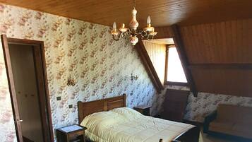 6 Schlafzimmer, Bügeleisen/Bügelbrett