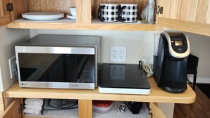 Coffee/tea maker, fridge, microwave, stovetop - Private Studio with Kitchenette (Golden)