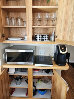 Fridge, microwave, stovetop, dishwasher - Private Studio with Kitchenette (Golden)