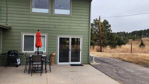 Outdoor dining - Private Studio with Kitchenette (Golden)