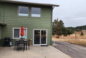 Outdoor dining - Private Studio with Kitchenette (Golden)