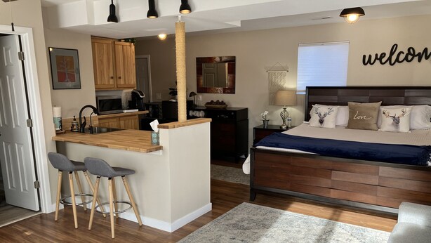 1 bedroom, WiFi (free), bed sheets - Private Studio with Kitchenette (Golden)