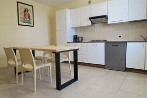 Kühlschrank, Mikrowelle, Herdplatte, Geschirrspüler