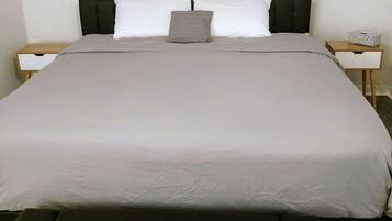 2 chambres, surmatelas, bureau, fer et planche Ă repasser