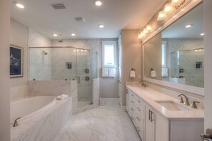 Combined shower/tub, hair dryer, towels