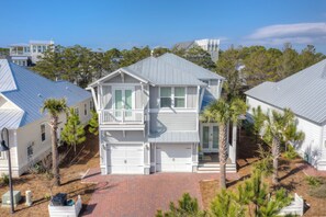 Exterior - Coconut Cove by AvantStay | Deck w/ Hot Tub, Access to 2 Pools (Santa Rosa Beach)
