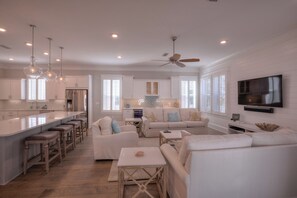 Smart TV, stereo - Coconut Cove by AvantStay | Deck w/ Hot Tub, Access to 2 Pools (Santa Rosa Beach)