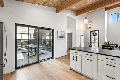 Beautiful Modern Escape Next to Lake Inlet