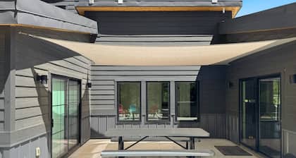 Beautiful Modern Escape Next to Lake Inlet