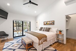 6 chambres, bureau, fer et planche à repasser, lit de bébé portatif